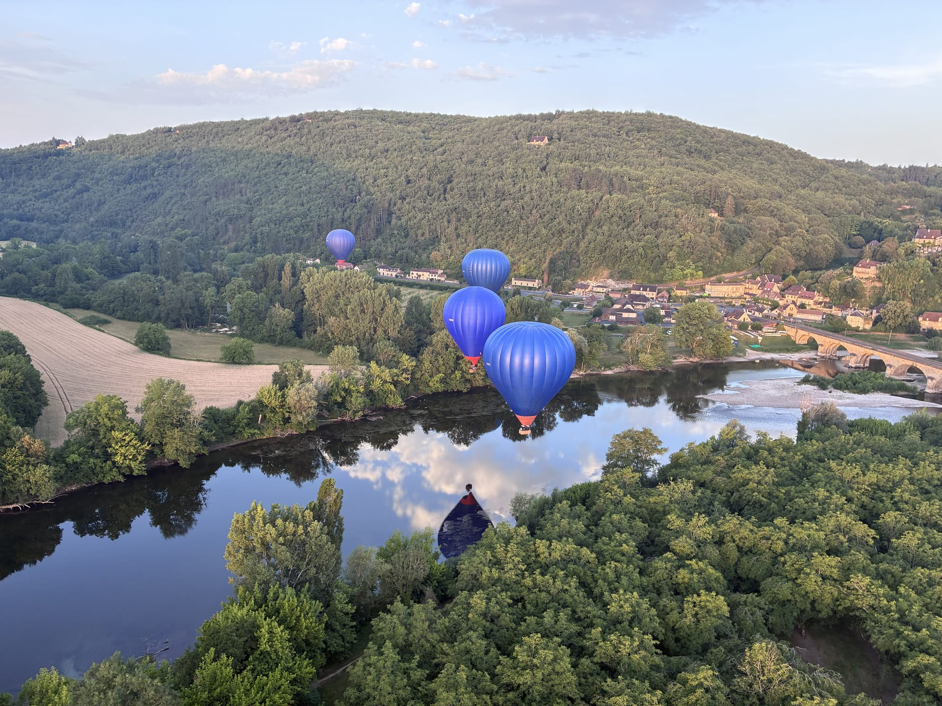 Luchtballonnen boven de Dordogne rivier