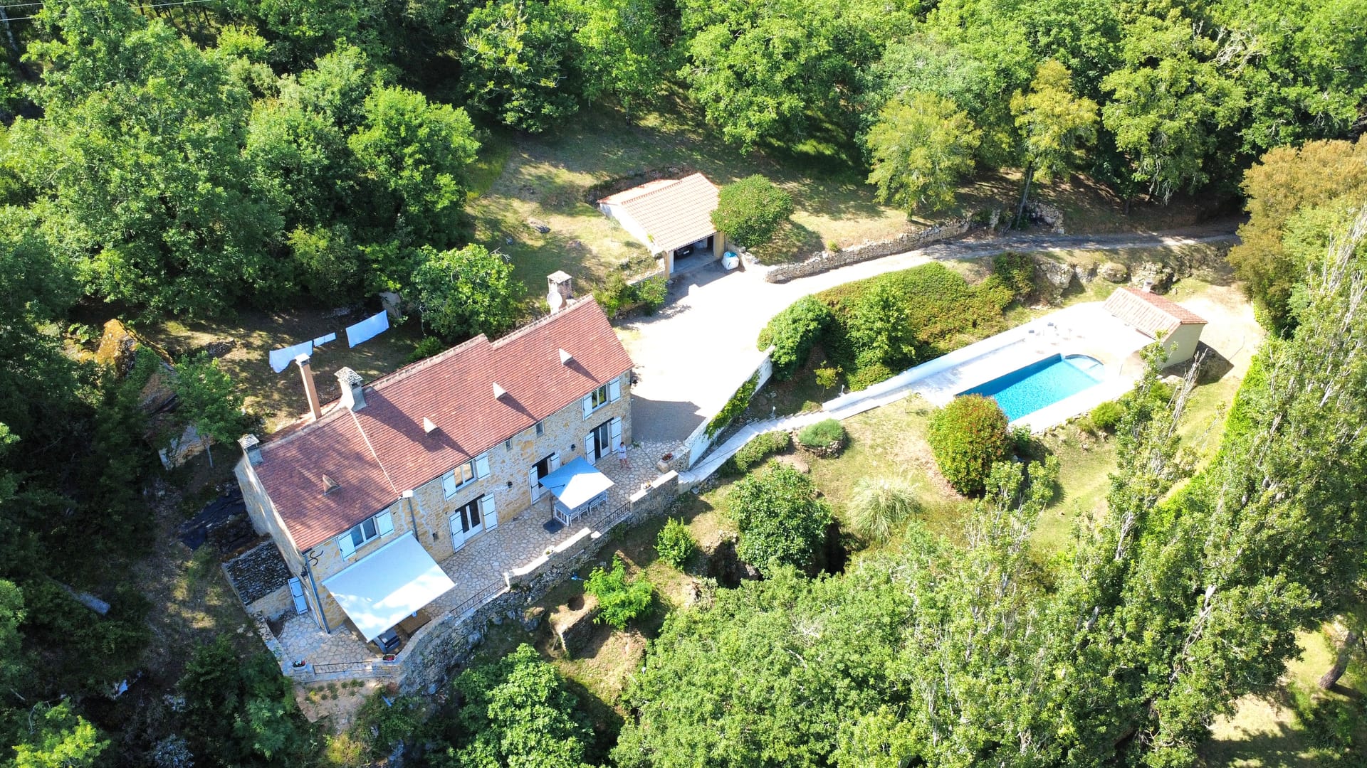 Luchtfoto van Maison Marie-Louise met zwembad