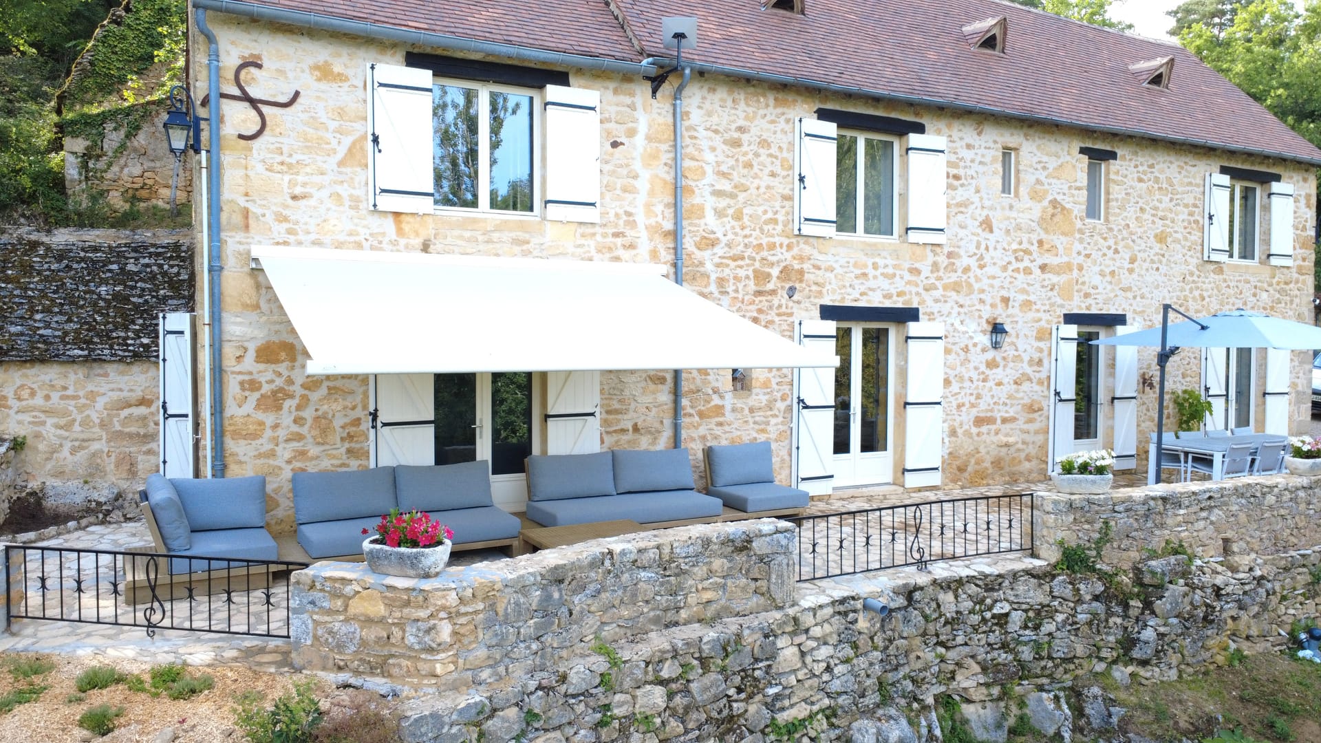 Voorgevel van de villa met terras en loungebank